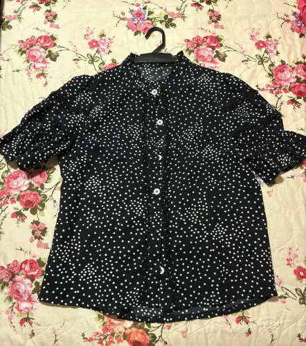 Blusa de Botões Estampada Bolinhas Brancas