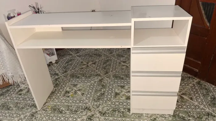 MESA DE 3 GABERAS + O SUPORTE DE MANICURE