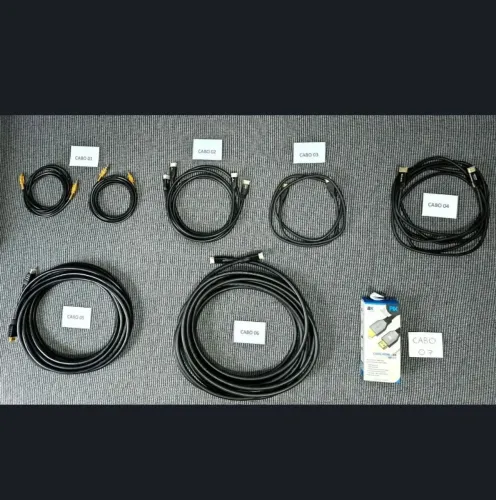 Cabos RCA e HDMI de alta qualidade, todos em ótimo estado de conservação.