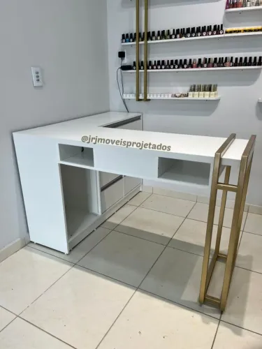Mesa Nails em L de Luxo - Design Premium com Base Metalon Dourada e Gaveteiro