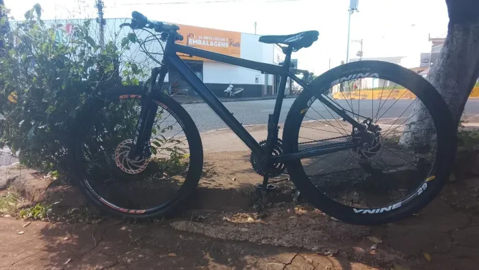 Vendo bicicleta pra sair rápido 350 aro 29 tem detalhes mas tá boa 