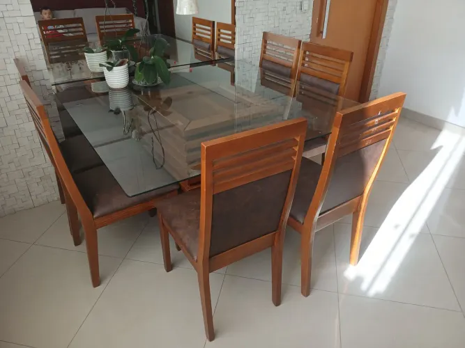 Vendo mesa de vidro com 6 cadeiras .