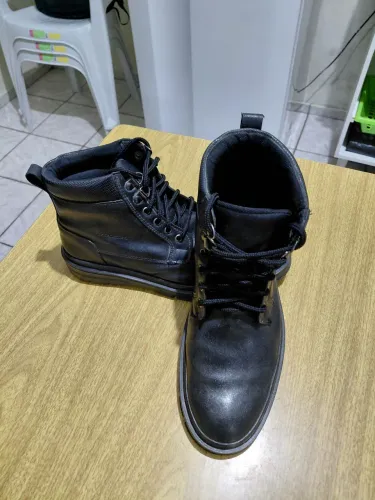 Vendo um Par de botas na cor preta tam. 40 em couro muito boa 