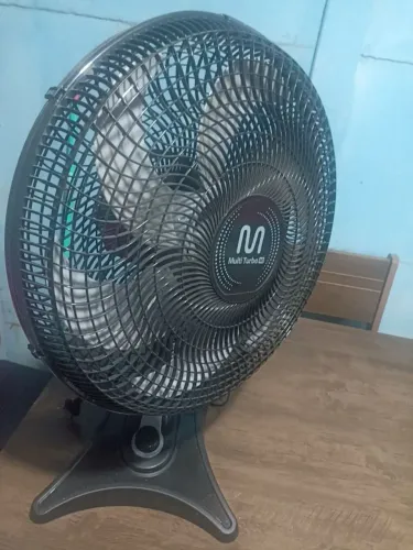 Vendo ventilador preto novinho, comprei por 150 no precinho e nunca usei