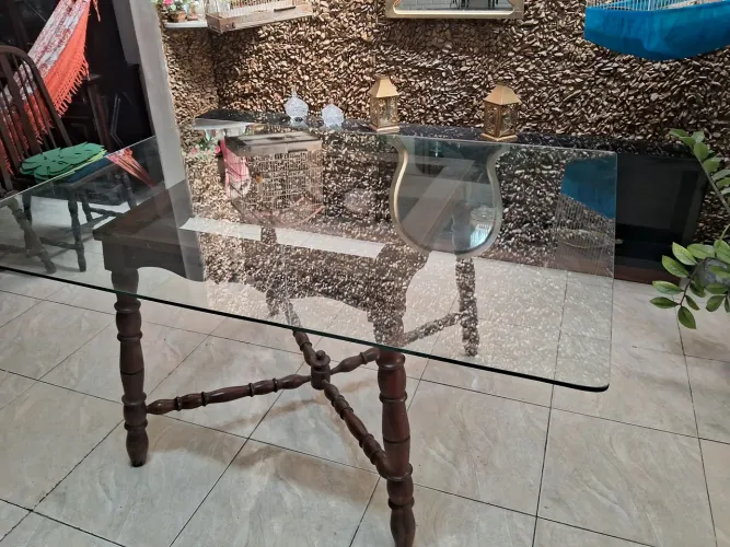 Mesa de jantar em madeira com vidro