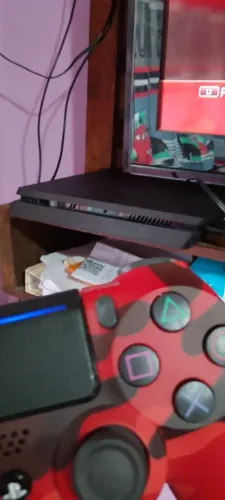 PS4 1 tera de memória top semi novo detalhe controle puxando analogico game tá zero 