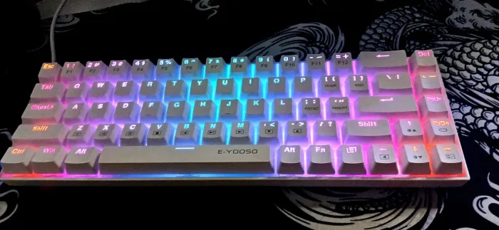 Teclado Mecânico E-YOOSO Z-686 RGB 65% ABNT2 - Branco