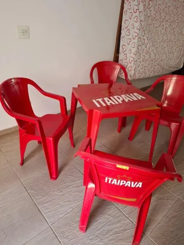 Jogo de mesa e cadeiras