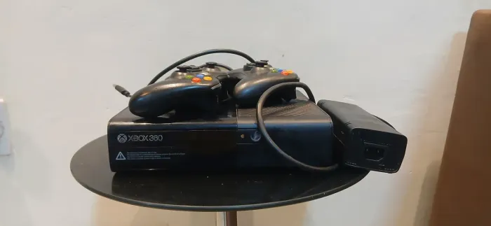 Xbox 360 desbloqueado Jtag bom estado sem defeitos ! Acompanha:2 controles 10 jogos bons.