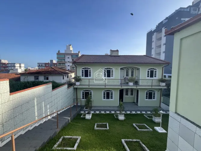 Casa com 6 Quartos sendo duas suítes à venda, na Praia Comprida em São José -SC.
