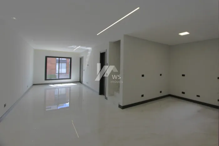 Triplex em condomínio com ótimo acabamento