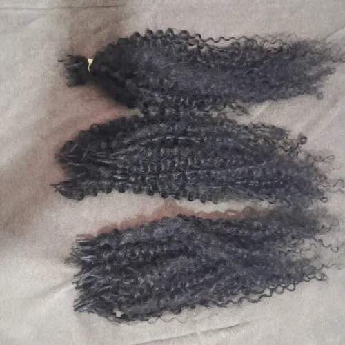 Cabelo humano cacho 1 usado por 1 mês, em boa condições aproximadamente 200grs.R$700