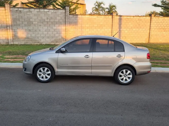 Volkswagen Polo Sed. Comfort. 1.6 MI Tot. Flex 8V 2013