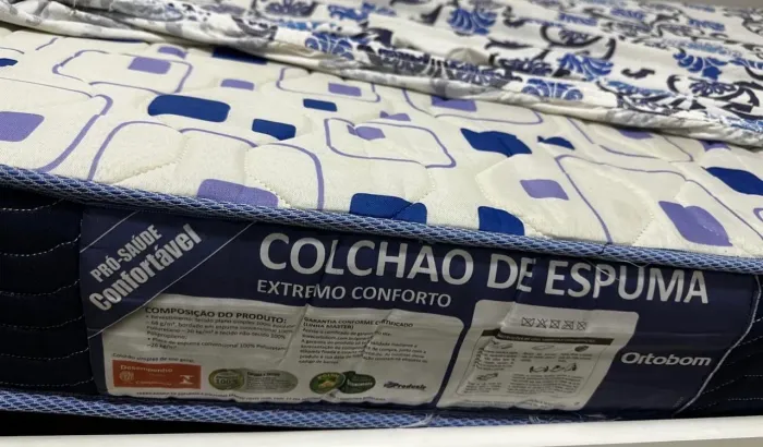 Cama de solteiro com colchão, gavetas e ninchos embaixo