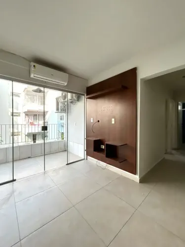 Residencial tropical / 2 quartos com armários e ares split em todos os cômodos
