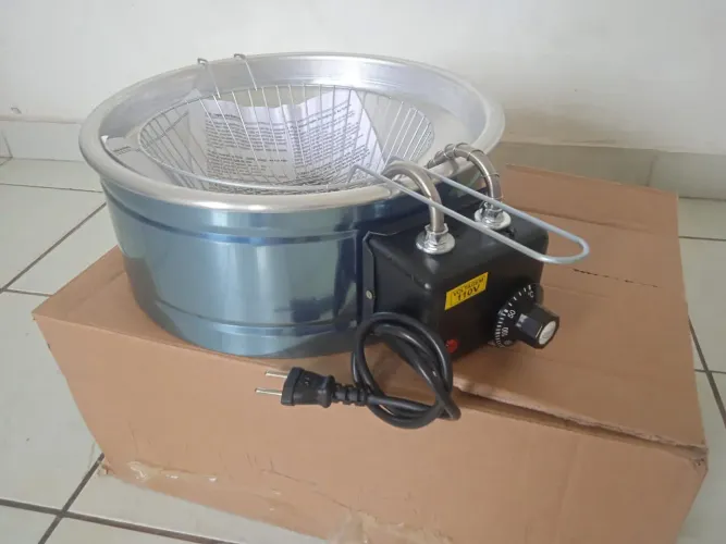 Fritadeira elétrica de 5L 110V Novíssima!!