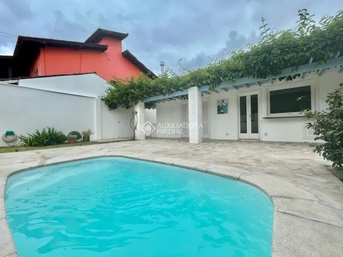 Casa espaçosa e acolhedora a apenas 600 metros da praia!