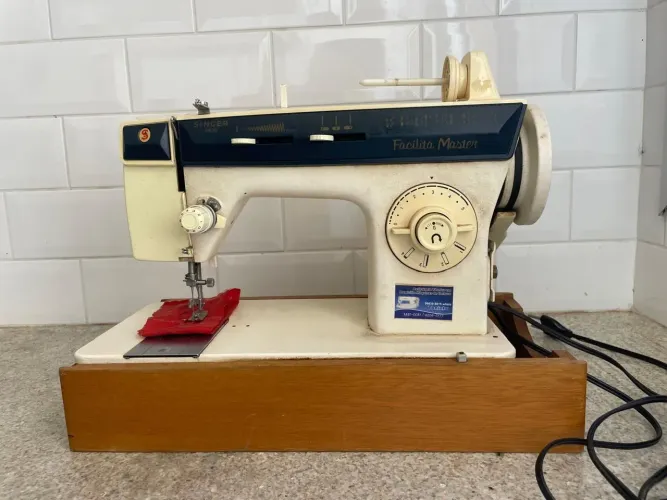 Máquina de costura Singer.