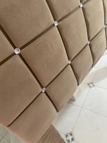 Cabeceira de cama estofada em suede - bege