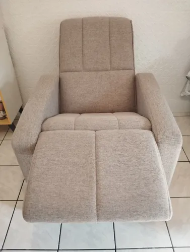 Vendo cadeira do papai, em tecido, perfeita sem manchas ou avarias.
