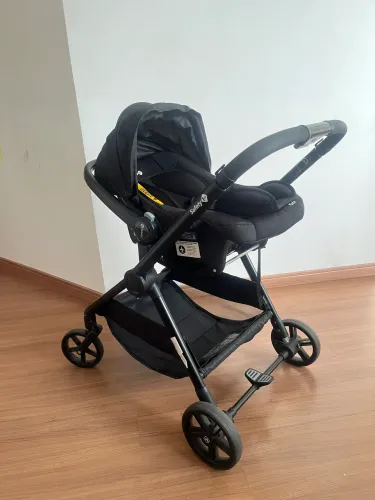 Carrinho e bebê conforto
