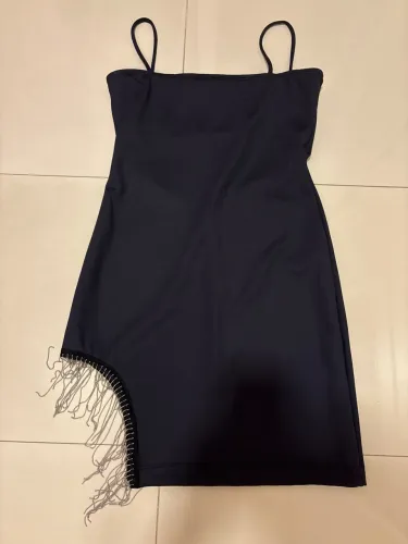 vestido tubinho preto com detalhe em prata
