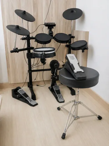 Bateria eletrônica Aroma TDX-15S + pedal Yamaha KU100 + banco + tapete p/ bateria Aroma