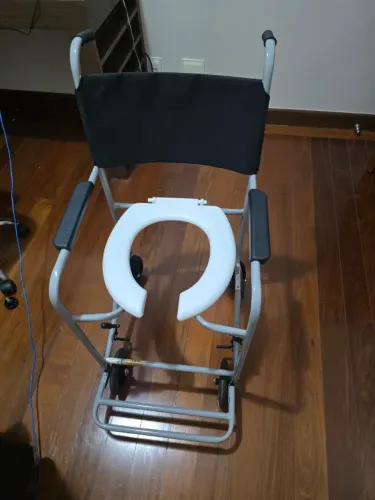 Cadeira de rodas pra banho praticamente sem uso