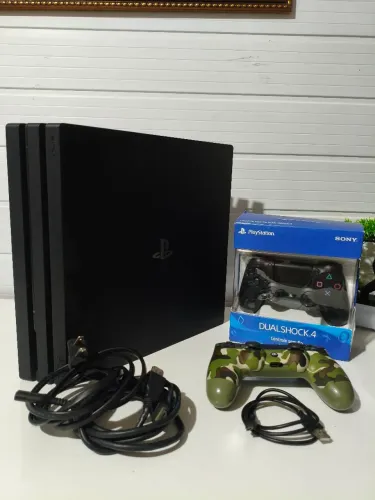 PS4 PRO +2 controles e 120 jogos