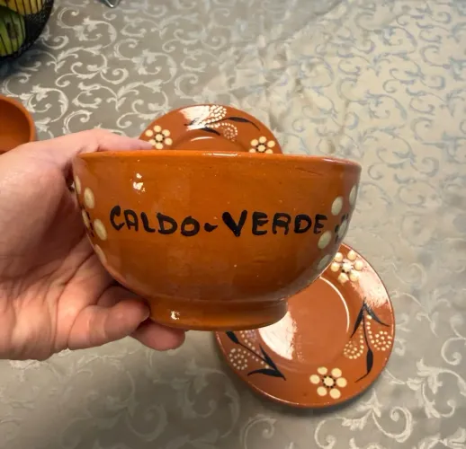 Bolw de cerâmica e prato pintados à mão. Comprados em Portugal.