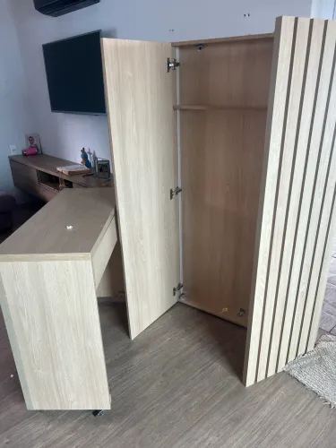 Escrivaninha e armário home office