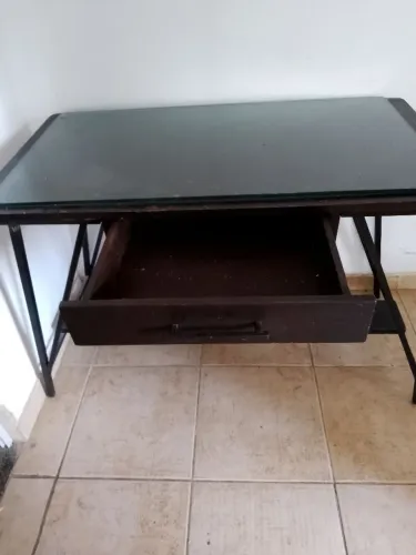 Mesa de escritório com gaveta e cadeira