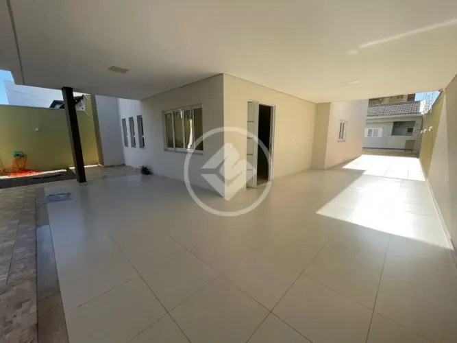 Casa comercial com 4 escritórios, 3 banheiros, 6 vagas de estacionamento, piscina, área go