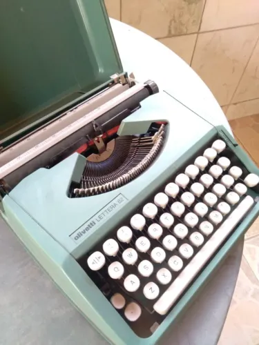 Máquina de Escrever Olivetti Lettera 82 