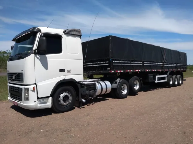 VENDE-SE CARRETA GRANELEIRA E PORTA CONTAINER LIBRELATO