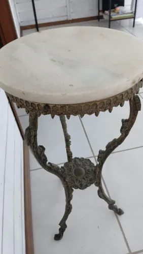 Mesa lateral antiga/ clássica com tampo de pedra - Peça Decorativa