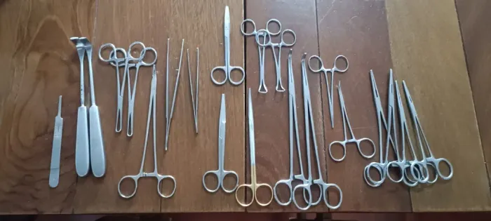 Kit de instrumentos cirúrgicos para castração de fêmeas caninas/felinas