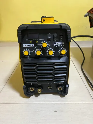 Máquina de solda lynus 200 amperes, com o solindro de oxigênio 