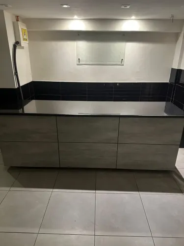 Balcão com tampo preto (6 gavetas)