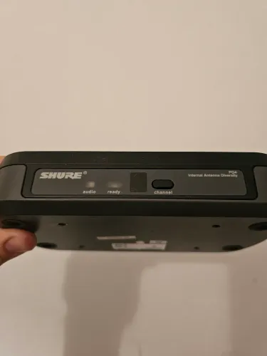 Transmissor Shure sem fio para instrumento.