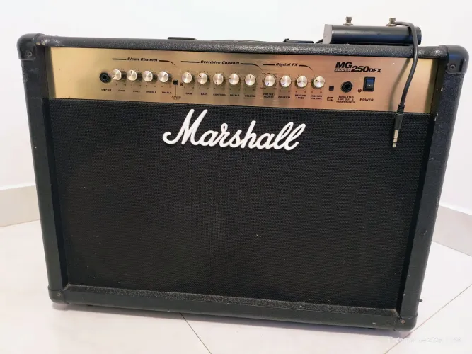 Amplificador Marshall MG250 Dfx