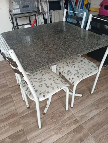 Mesa de ferro de 4 cadeiras
