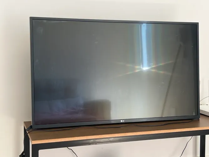 TV LG com Painel Trincado - Para Retirada de Peças