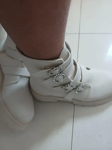 CONSTANCE): bota branca!
