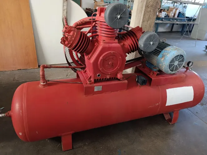 Compressor Wayne 40 pés com motor de 10CV seminovo funcionando perfeitamente