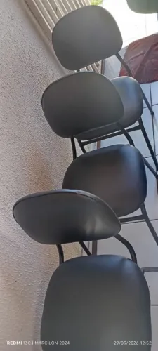 Cadeiras de sala de espera.