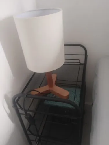 Prateleira e abajur em ótimo estado