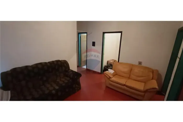 Venda de Casa com 300m2 de 4 Quartos com 2 barracões ao fundo próximo à Escola Boulanger P