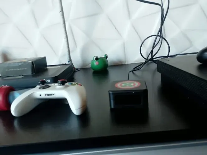 Xbox One X com 1Tr + dois controles + 1 jogo e 4 baterias carregáveis com carregador!