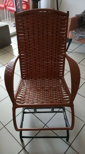 Cadeira de balanço tipo vime